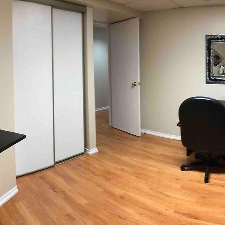 Basement Apartment In Ричмънд Хил Екстериор снимка