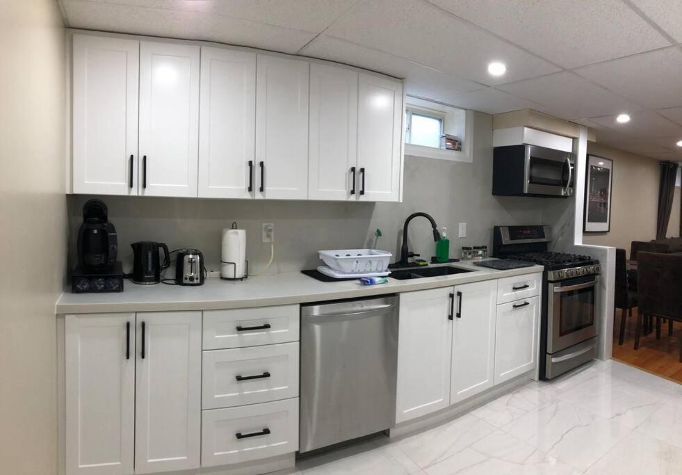 Basement Apartment In Ричмънд Хил Екстериор снимка