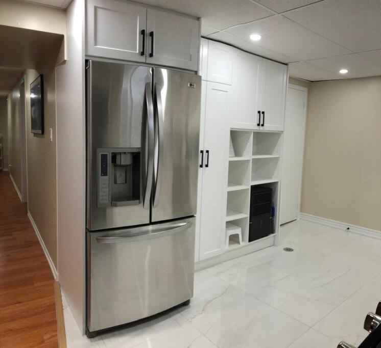 Basement Apartment In Ричмънд Хил Екстериор снимка