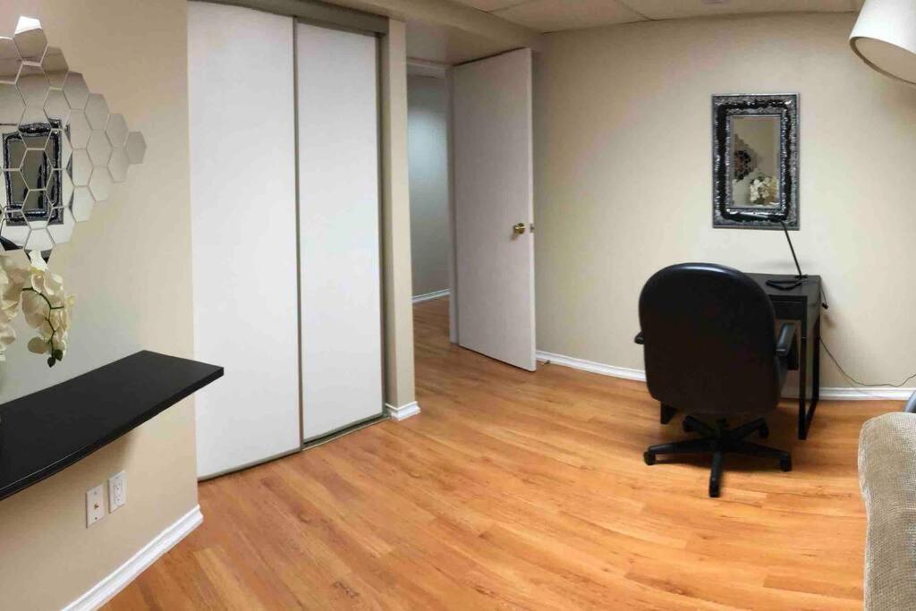 Basement Apartment In Ричмънд Хил Екстериор снимка