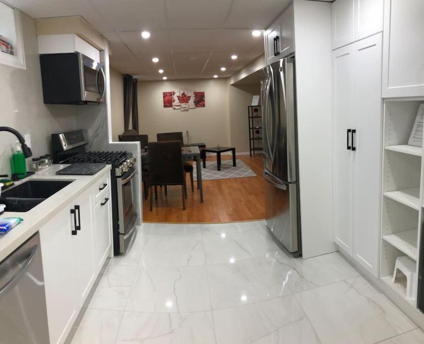 Basement Apartment In Ричмънд Хил Екстериор снимка