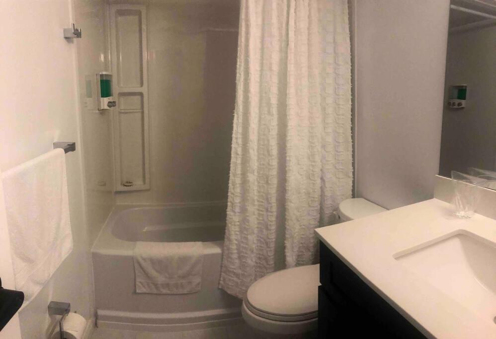 Basement Apartment In Ричмънд Хил Екстериор снимка