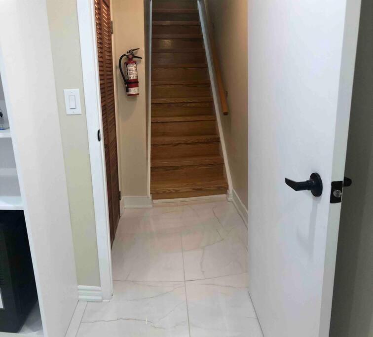 Basement Apartment In Ричмънд Хил Екстериор снимка