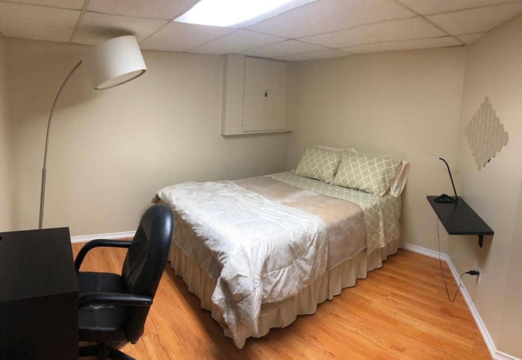 Basement Apartment In Ричмънд Хил Екстериор снимка